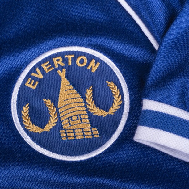 Everton 1982 Retro Football Shirt badge and sleeve