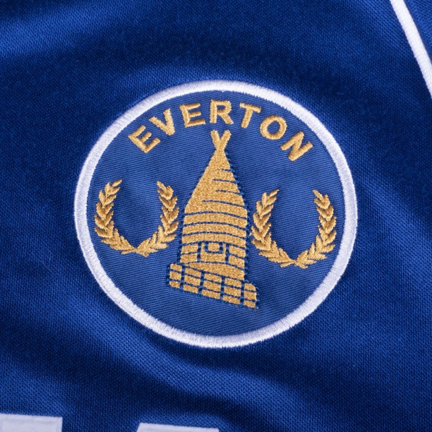 Everton 1982 Retro Football Shirt badge