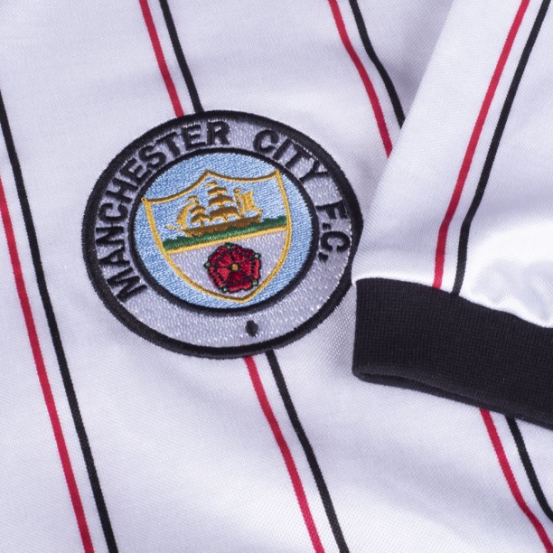  Manchester City 1982 Away Retro Football Shirt badge and sleeve