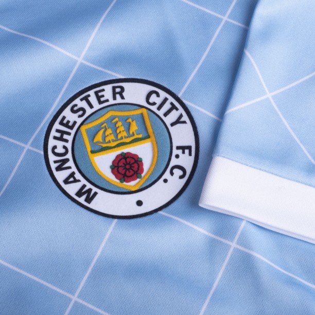 Manchester City 1988 Retro Football Shirt badge and sleeve